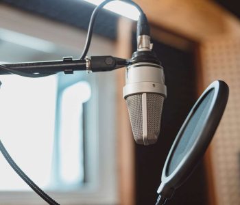 professional-microphone-with-waveform-in-the-sound-2022-05-10-15-17-00-utc min